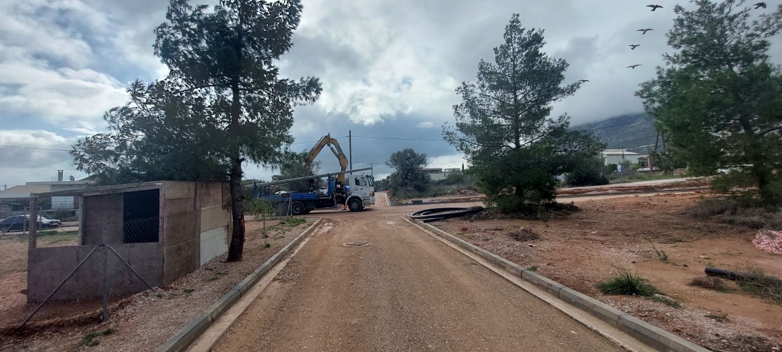 Δήμος Παιανίας: Απομακρύνθηκαν επικίνδυνες κολώνες ηλεκτροδότησης – Άνοιξε ο δρόμος για την ολοκλήρωση έργων