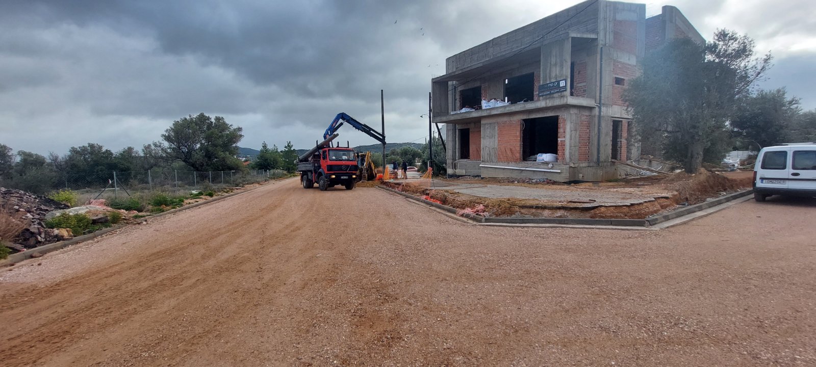 Δήμος Παιανίας: Απομακρύνθηκαν επικίνδυνες κολώνες ηλεκτροδότησης – Άνοιξε ο δρόμος για την ολοκλήρωση έργων