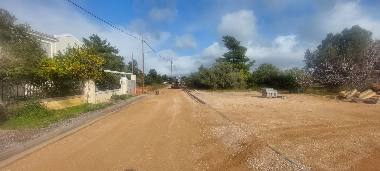 Δήμος Παιανίας: Απομακρύνθηκαν επικίνδυνες κολώνες ηλεκτροδότησης – Άνοιξε ο δρόμος για την ολοκλήρωση έργων