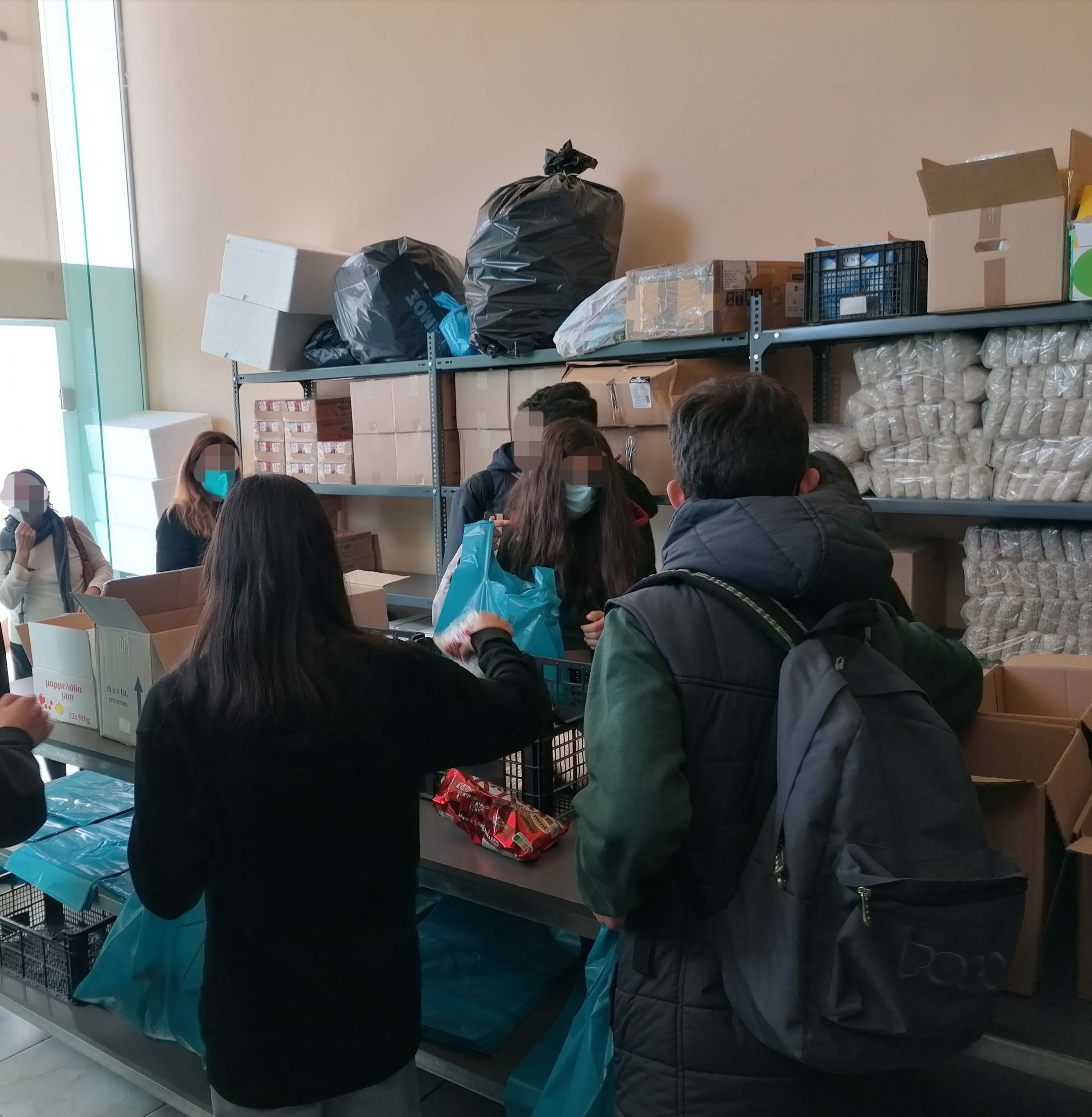 Δήμος Παιανίας: Δώρα, λαμπάδες και τρόφιμα στις ευπαθείς ομάδες